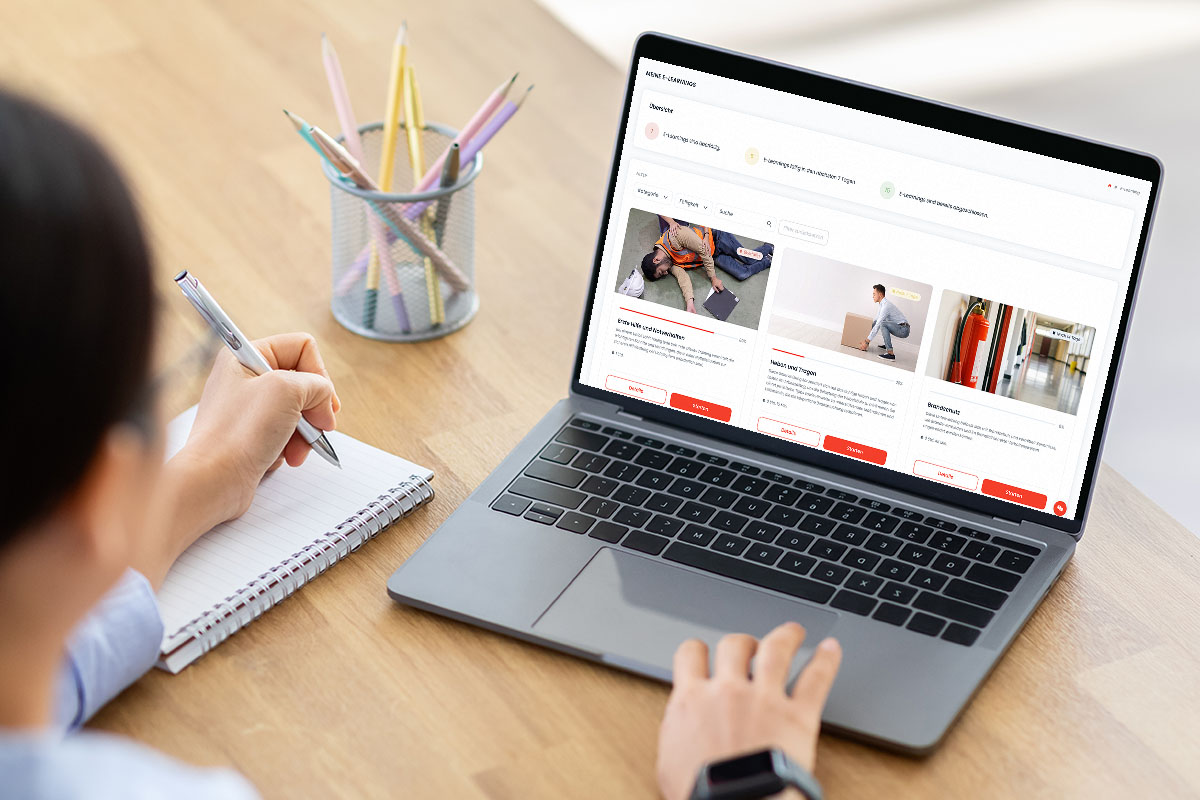Digitale Mitarbeiterunterweisungen zu Arbeitssicherheit am Laptop mit Smart Campus